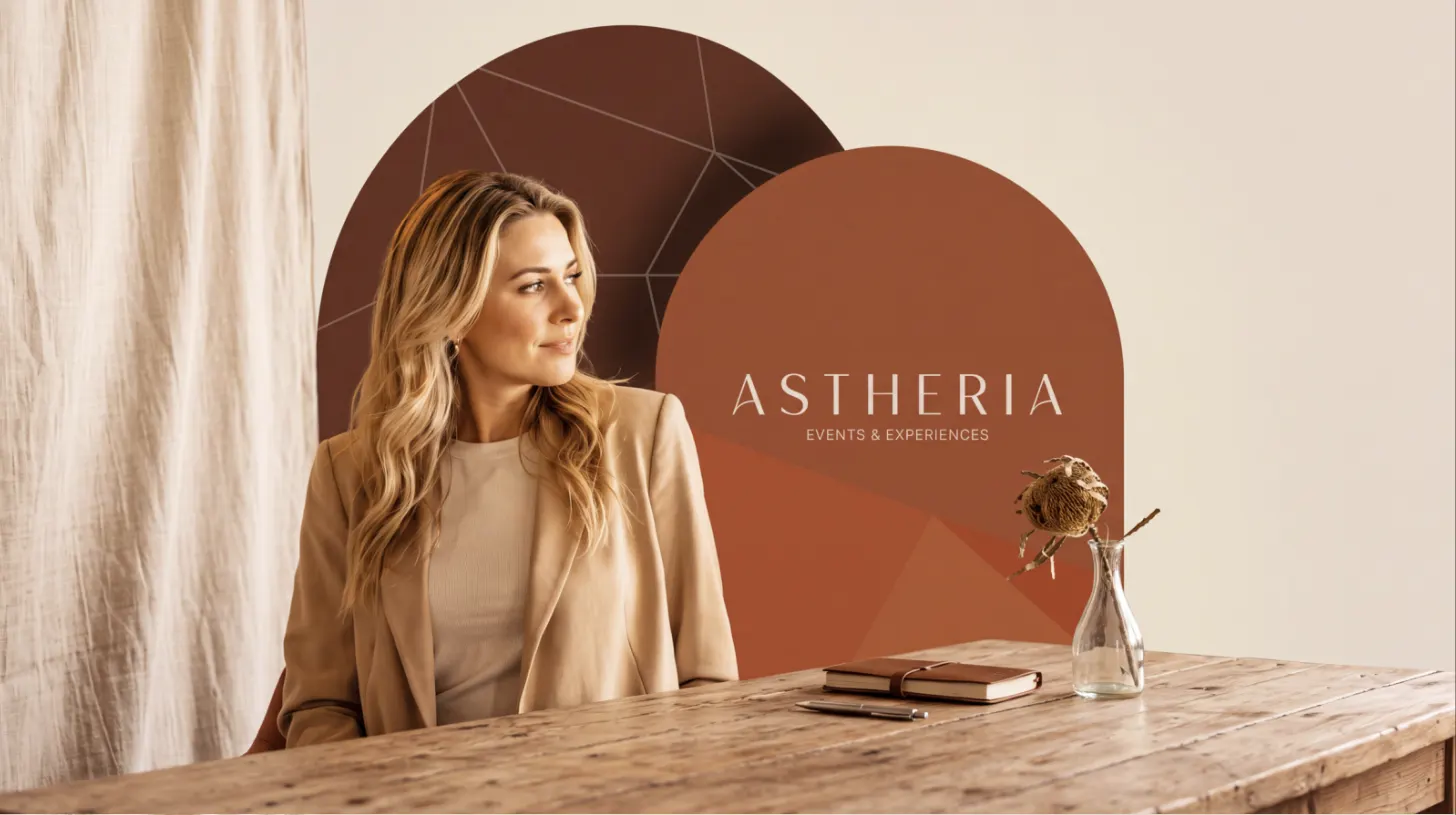 Lies Bossuyt, oprichter van Astheria, aan een houten tafel